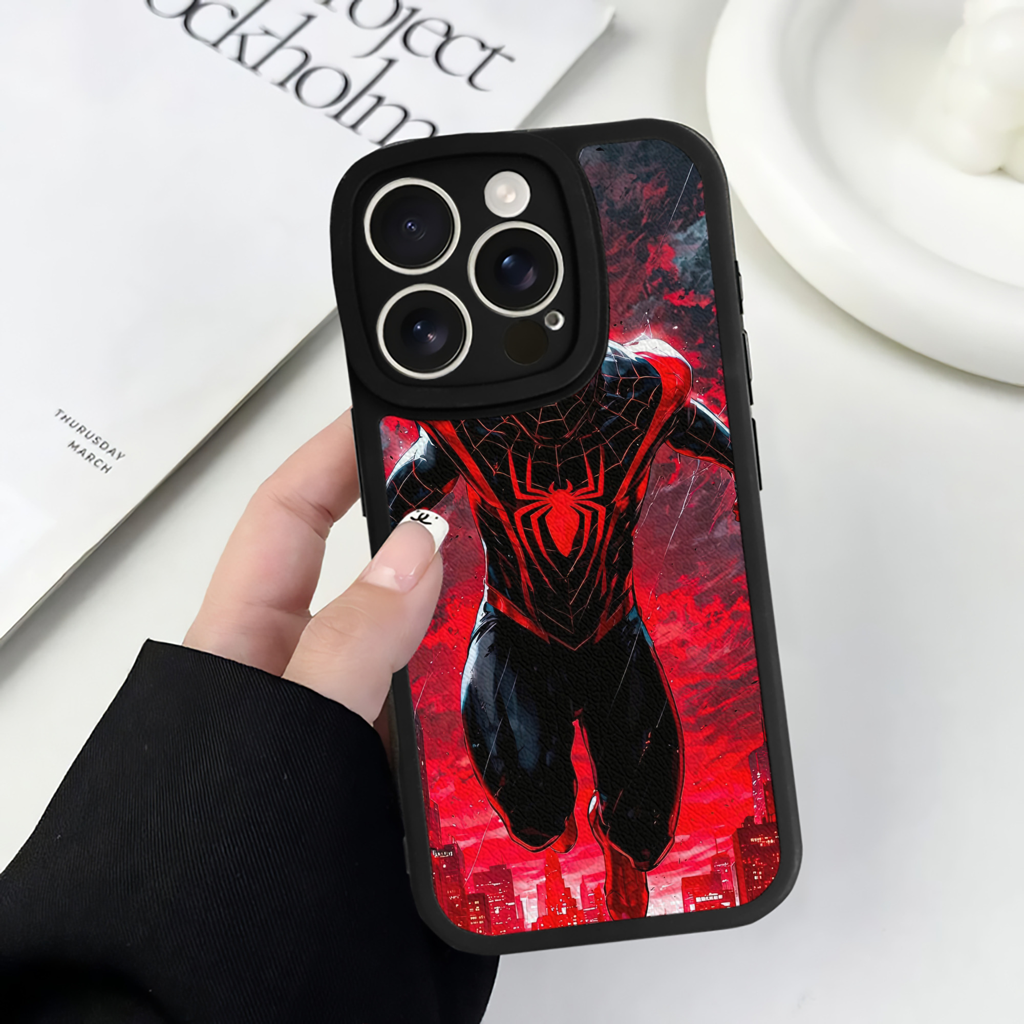 （画像用） Spider Man スパイダーマン 【iPhone 16シリーズ対応】シリコンスマホケース（レザー調） 材質：シリコン
